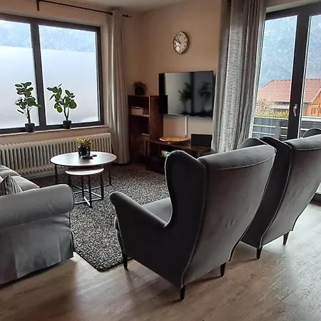 Apartmenthaus Hinterer Lägenhet